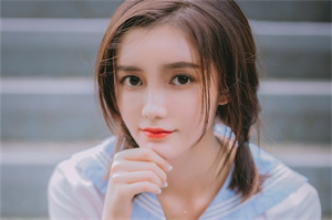 # Shanghai's Vibrant Nightlife： From the Streets to Bars